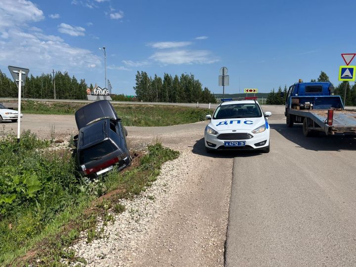 В Кукморском районе водитель легковушки съехал в кювет