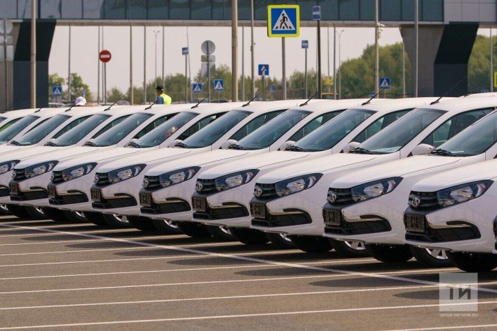 Пострадавшие на производстве татарстанцы получили новые автомобили Lada Granta