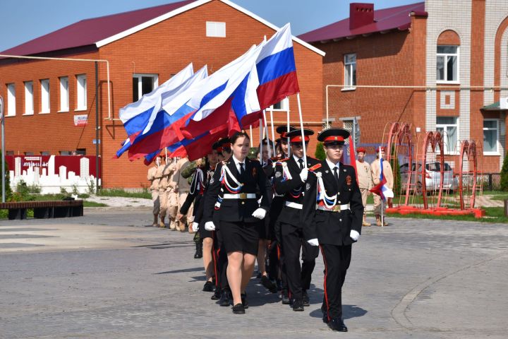 В Кукморе прошло торжественное мероприятие «Флаг России — символ славы» ко Дню Государственного флага России