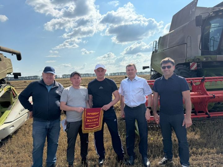 Двум лучшим комбайнерам жатвы из общества «Восток» Кукморского района вручили вымпел и премию
