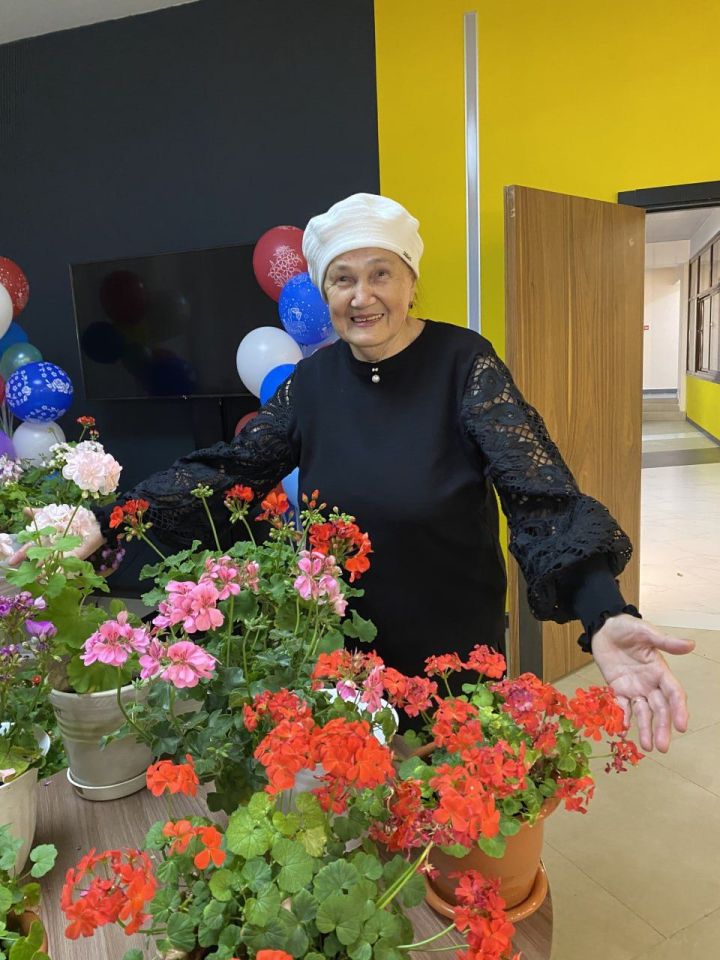 Тәрәз төбем саен яран гөл: Байлангар авылы мәдәният йортында гөл үстерүчеләр җыелды
