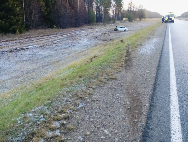 Кукмара районында җиңел автомобиль трассадан юл читенә төшкән