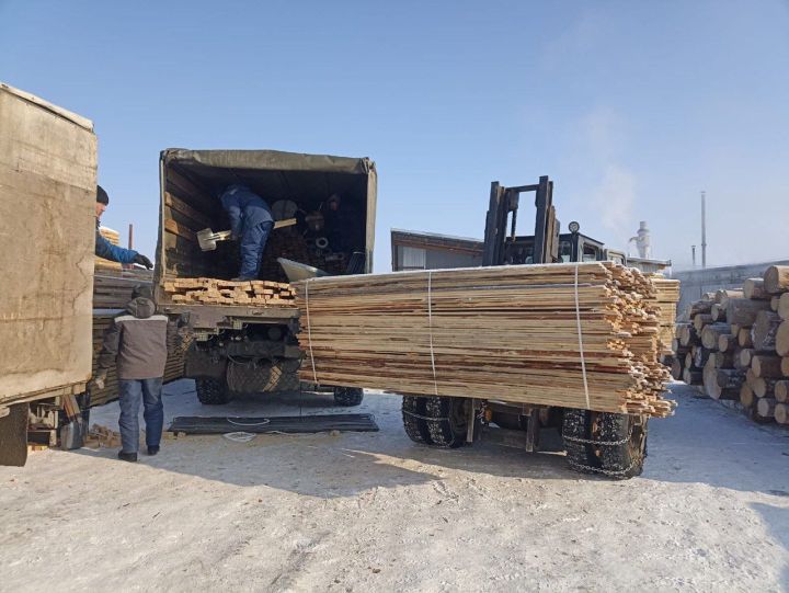 Гвозди, пилы, доски: из Кукмора на СВО доставили стройматериалы