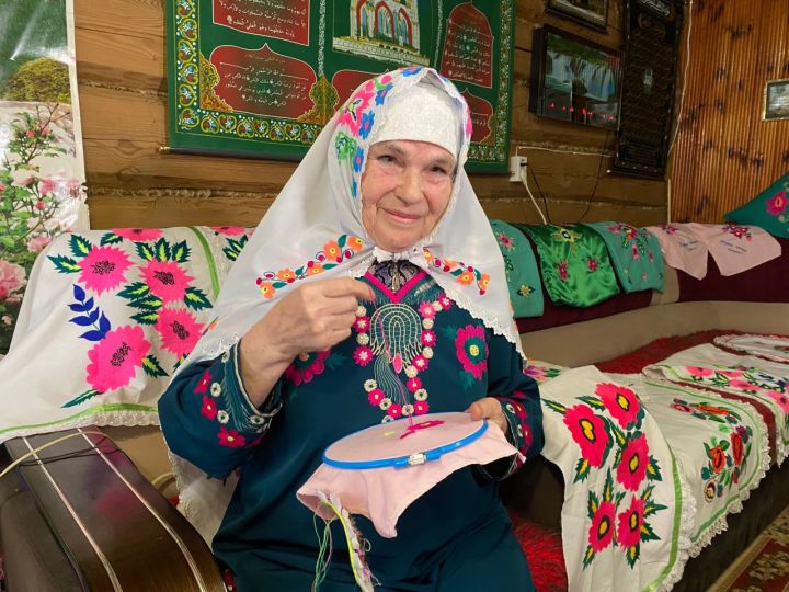 Кукмара районыннан Гөлфия Газизуллина: «Чигү күңелгә рәхәтлек бирә»