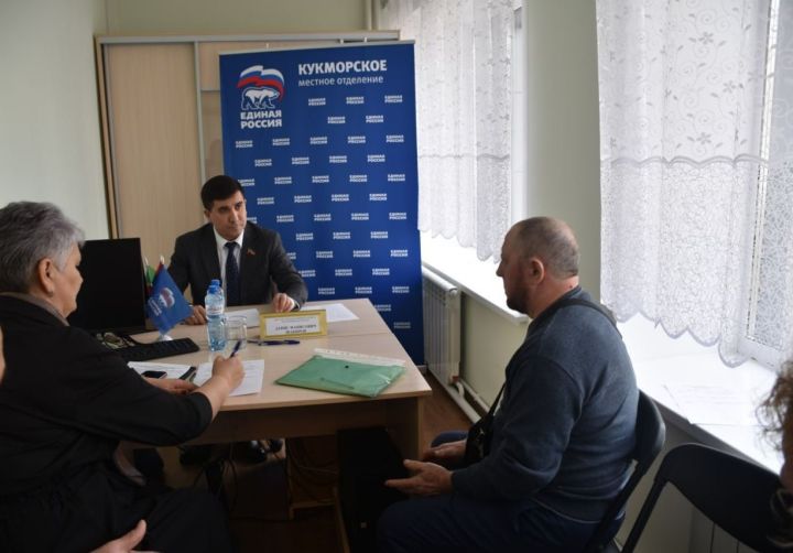 «Бердәм Россия» көне кысаларында Дәүләт Советы депутаты Данис Шакиров Кукмарада халыкны кабул итте