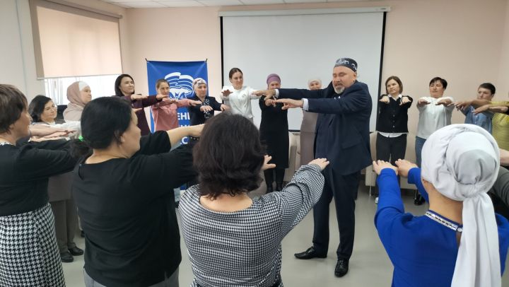 Кукмара китапханәсендә Татарстан Республикасының атказанган артисты Азат Зарипов белән очрашу булды