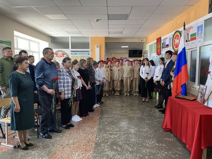 Махсус хәрби операциядә һәлак булган геройлар истәлегенә Кукмараның 4нче урта мәктәптә мемориаль такталар һәм Герой партасы ачылды