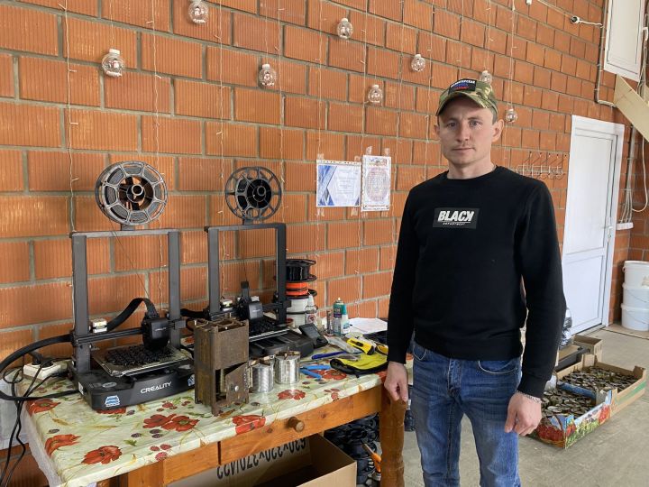 Пчеловод авылыннан Руслан Сергеев 3Д принтерда төрле детальләр, блиндаж шәмнәре ясый