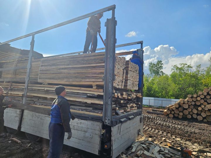 Из Кукмора в зону СВО отправили 26 кубометров пиломатериалов