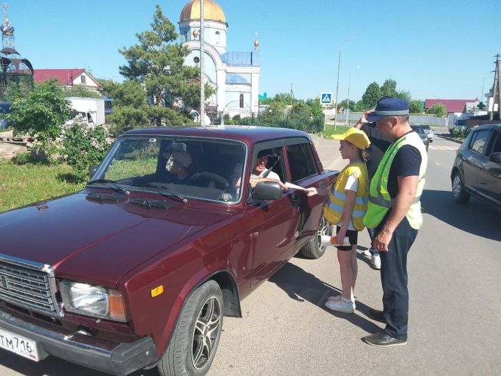 В Кукморе инспекторы ГАИ и ЮИДовцы провели акцию «Ребенок – главный пассажир!»
