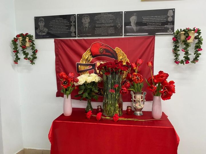 В Среднекуморской школе состоялось открытие мемориальных досок памяти Станислава Фролова  и Ивана Кузьмина