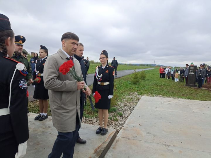 В Кукморе на Аллее Славы возложили цветы к могилам погибших в СВО