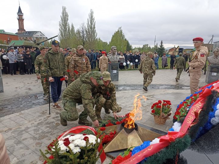 В Парке Победы Кукмора возложили цветы и венки к Вечному огню