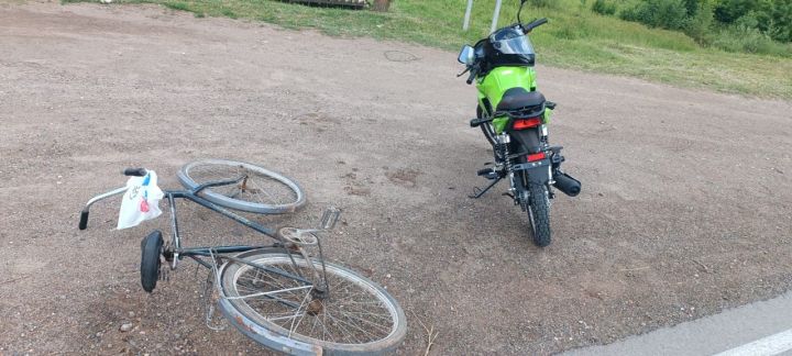 В Кукморском районе мотоциклист сбил велосипедиста, пересекавшего дорогу без спешивания