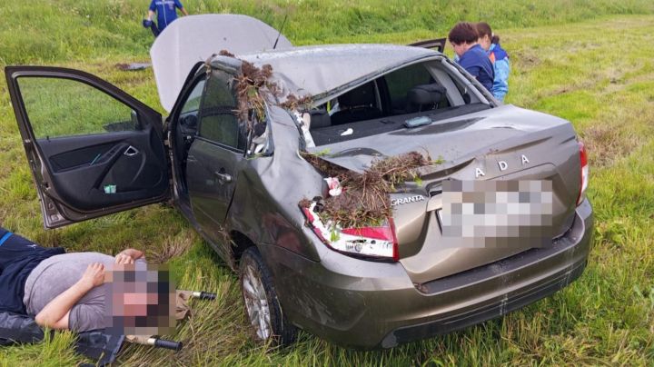 Кукмара районында җиңел машина юл читенә төшеп киткән, зыян күрүчеләр бар