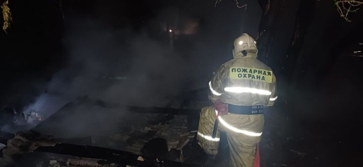 В Кукморском районе ночью сгорело бесхозное строение
