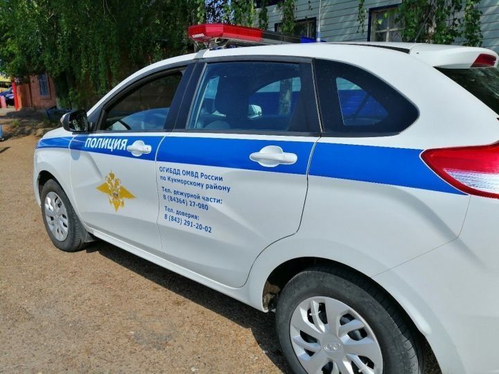 Кукмарада рейд вакытында Дәүләт автоинспекциясе хезмәткәрләре исереклек билгеләре булган машина йөртүчене ачыклаганнар