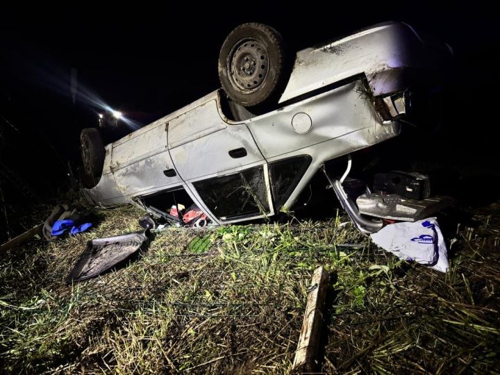 Кукмарада җиңел автомобиль юл читенә төшкән, 17 яшьлек пассажиры зыян күргән