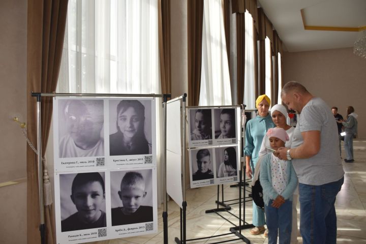 Кукмарада ятим балаларның фотолары урын алган фотокүргәзмә уза