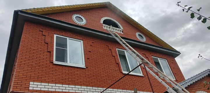 В Кукморском районе огонь повредил крышу двухэтажного дома