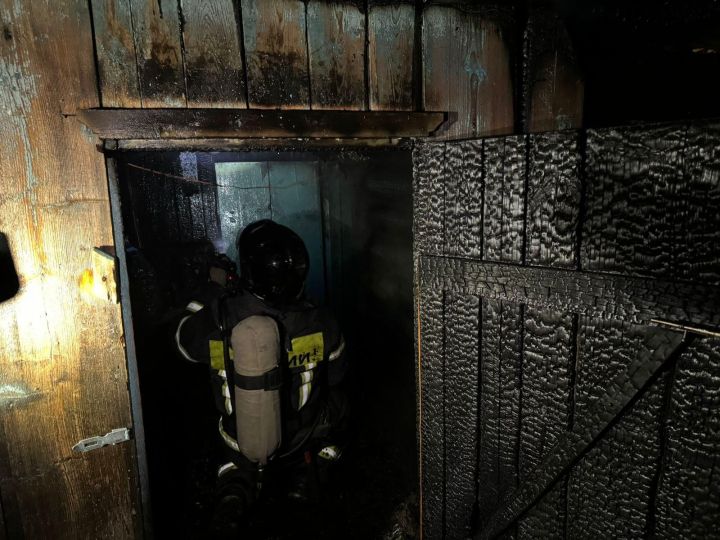 В Кукморском районе огонь повредил баню