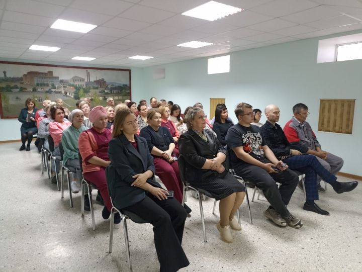 Кукмара районы башлыгы киез итек-киез комбинаты хезмәткәрләре белән очрашты