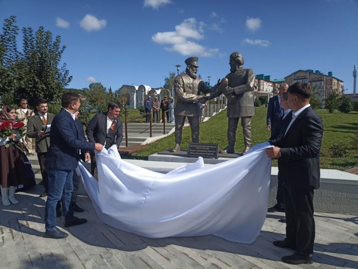 В Кукморе открыли памятник братьям Родигиным