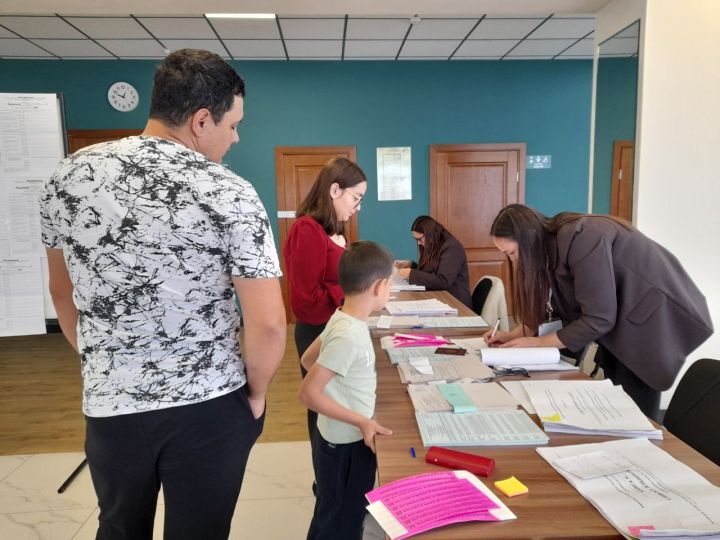 На избирательном участке в селе Манзарас голосование идет организованно