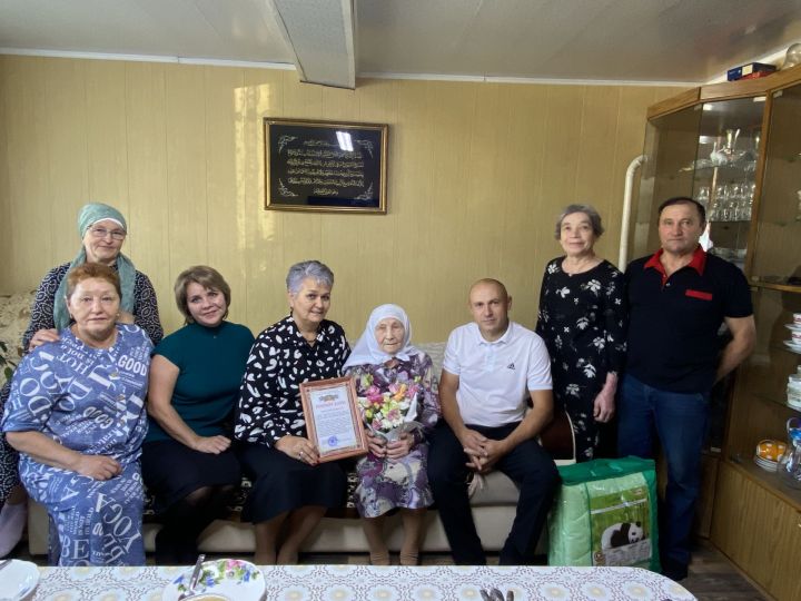Кенәбаштан Рәйсә Фәтхуллина — хезмәттә дә, гаиләдә дә үрнәк