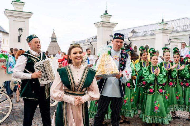 Школьники смогут познакомиться с национальными костюмами народов России