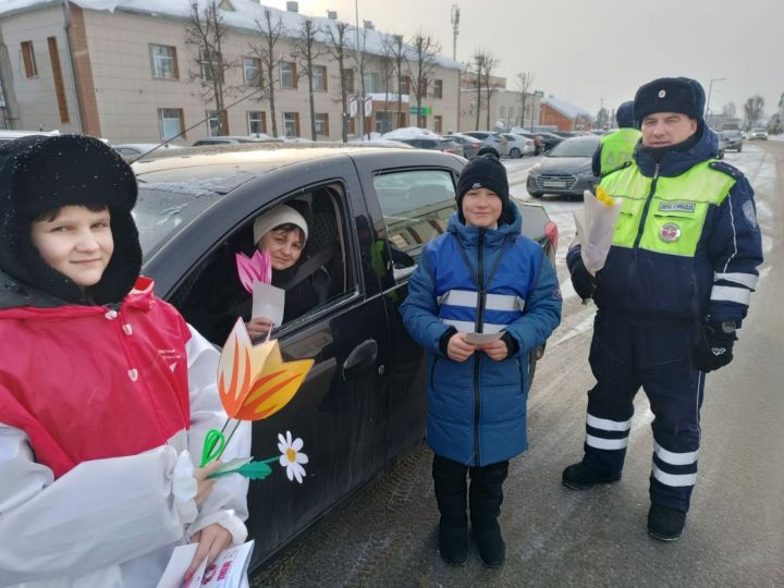 Цветы для автоледи: В Кукморском районе напомнили о безопасности на дорогах