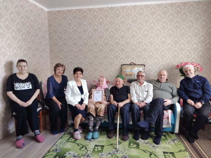 Кукмарадан Шәфига Гаптраупова  90 яшьлек юбилеен билгеләп үтте