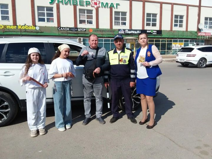 Жителям Кукмора раздали георгиевские ленточки в преддверии Дня Победы
