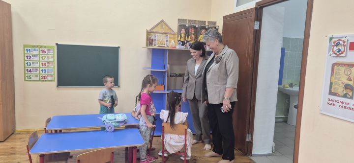 Кукмара районындагы мәгариф учреждениеләренең яңа уку елына әзерлеген тикшерелә