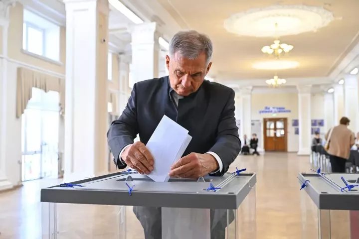 Татарстан Рәисе Рөстәм Миңнеханов Дәүләт Думасына депутатлар сайлауда тавыш бирде