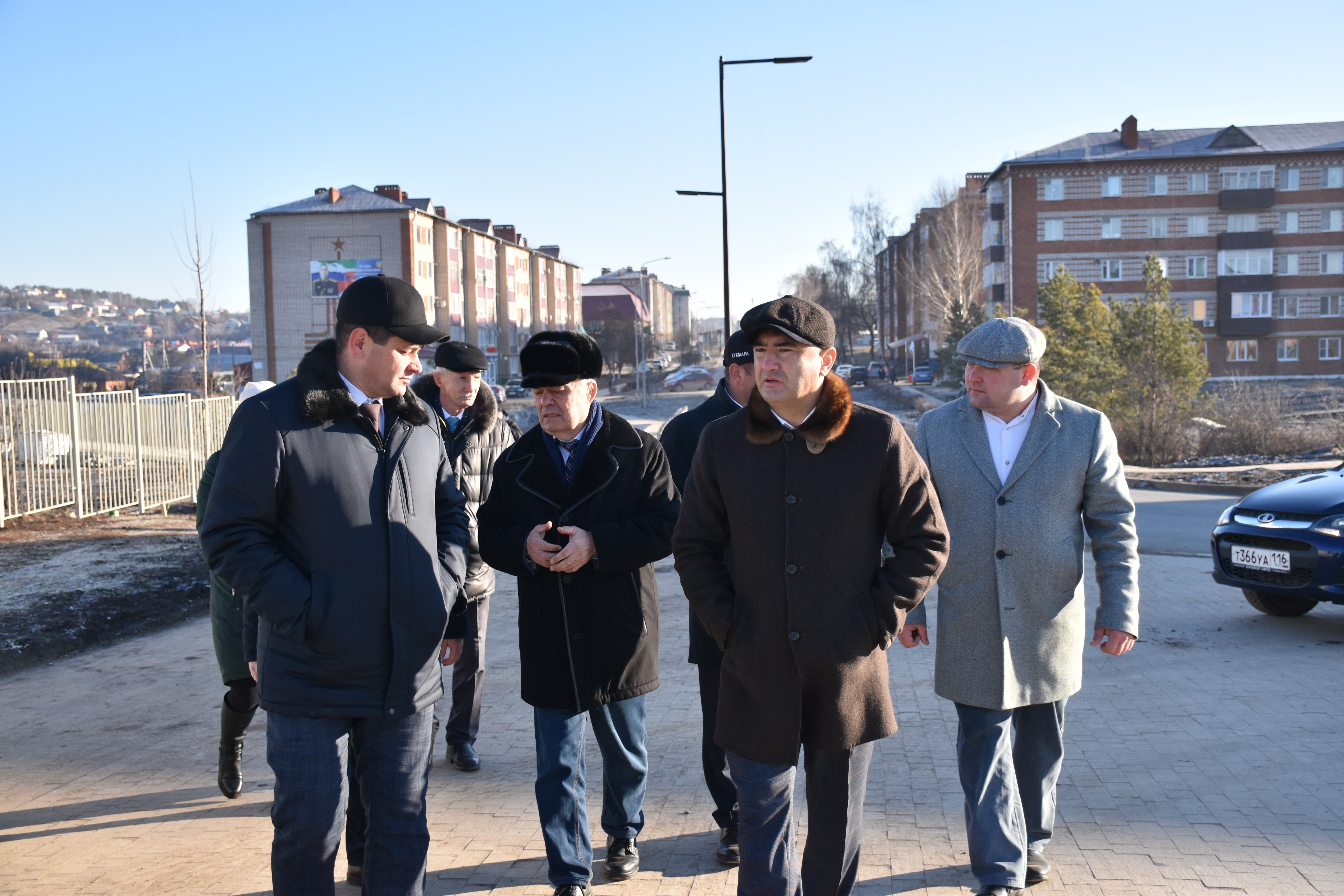 Экзам Губайдуллин осмотрел благоустроенную территорию Кукморской ЦРБ
