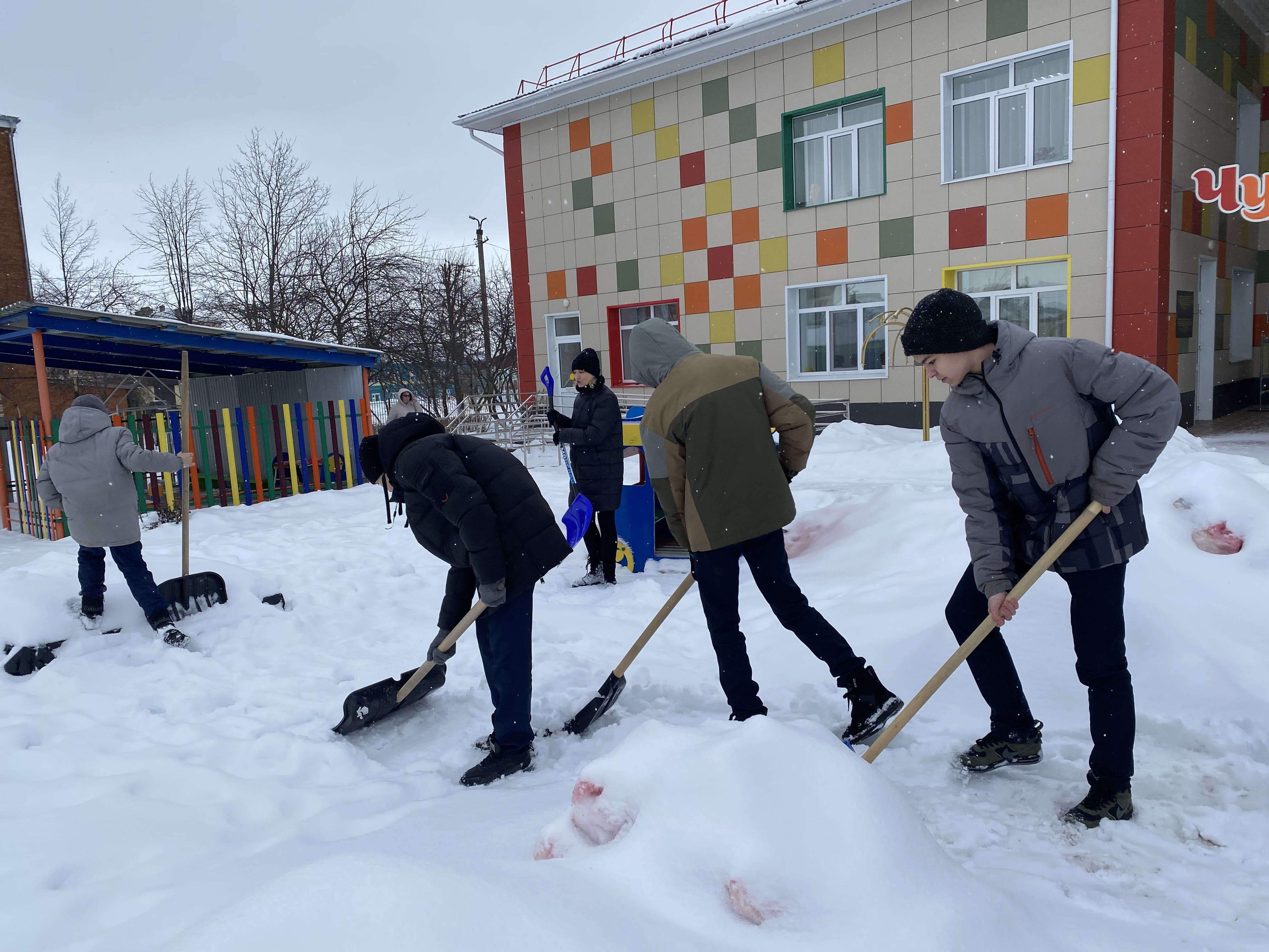 В Кукморе активисты Центра «Форпост» помогают в уборке территорий от снега