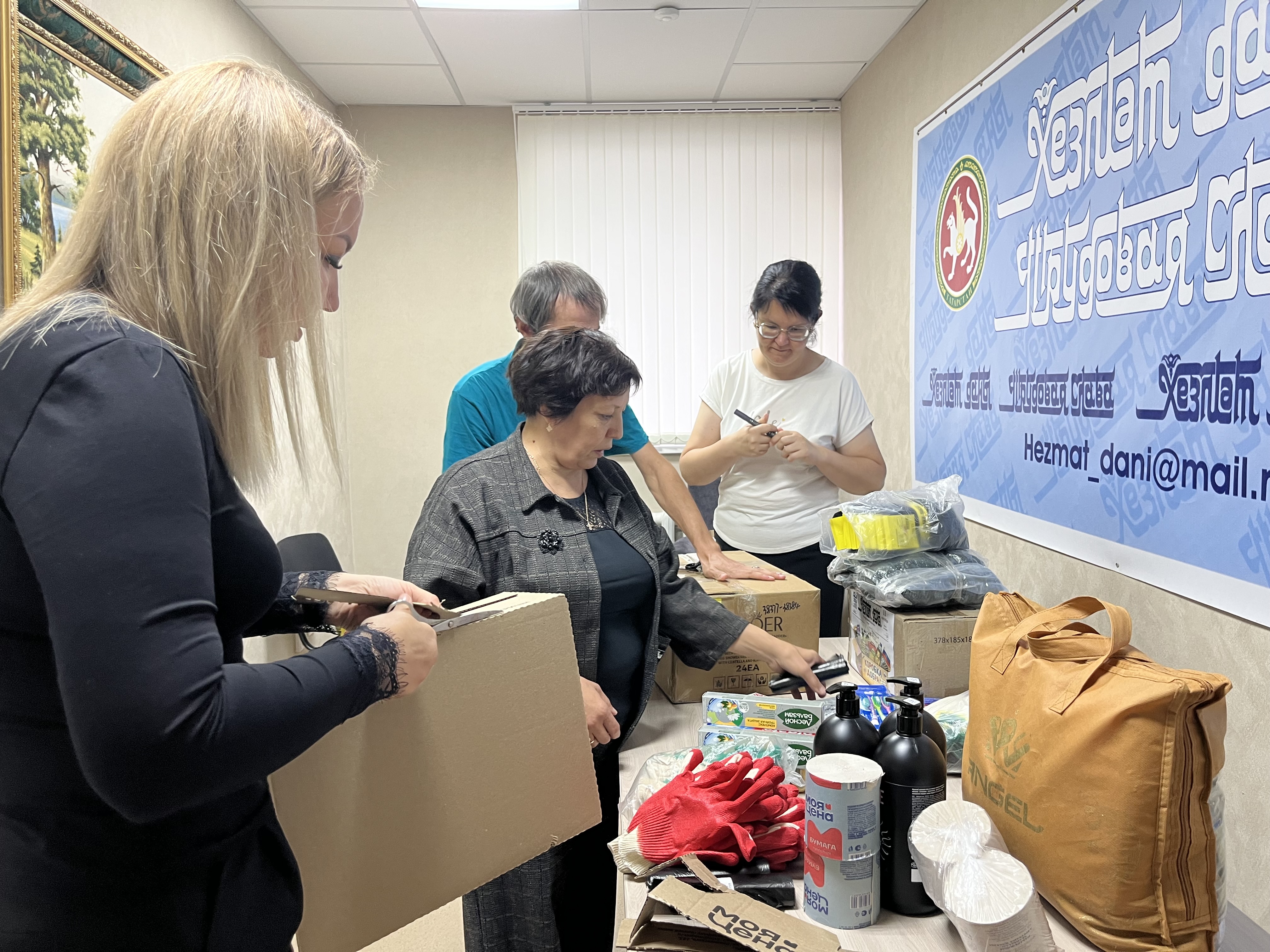 Жители приносили продукты длительного хранения, средства личной гигиены, теплые носки и другие необходимые для бойцов вещи.