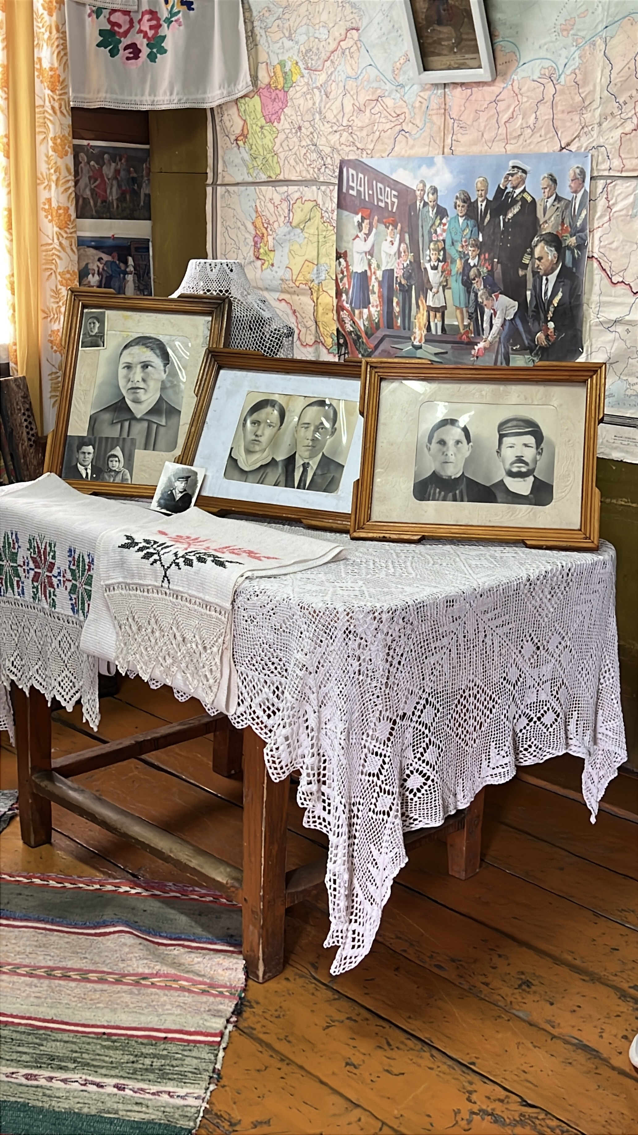 Среди всего этого богатства сразу приковывают к себе внимание старые фотографии в деревянных рамах. 