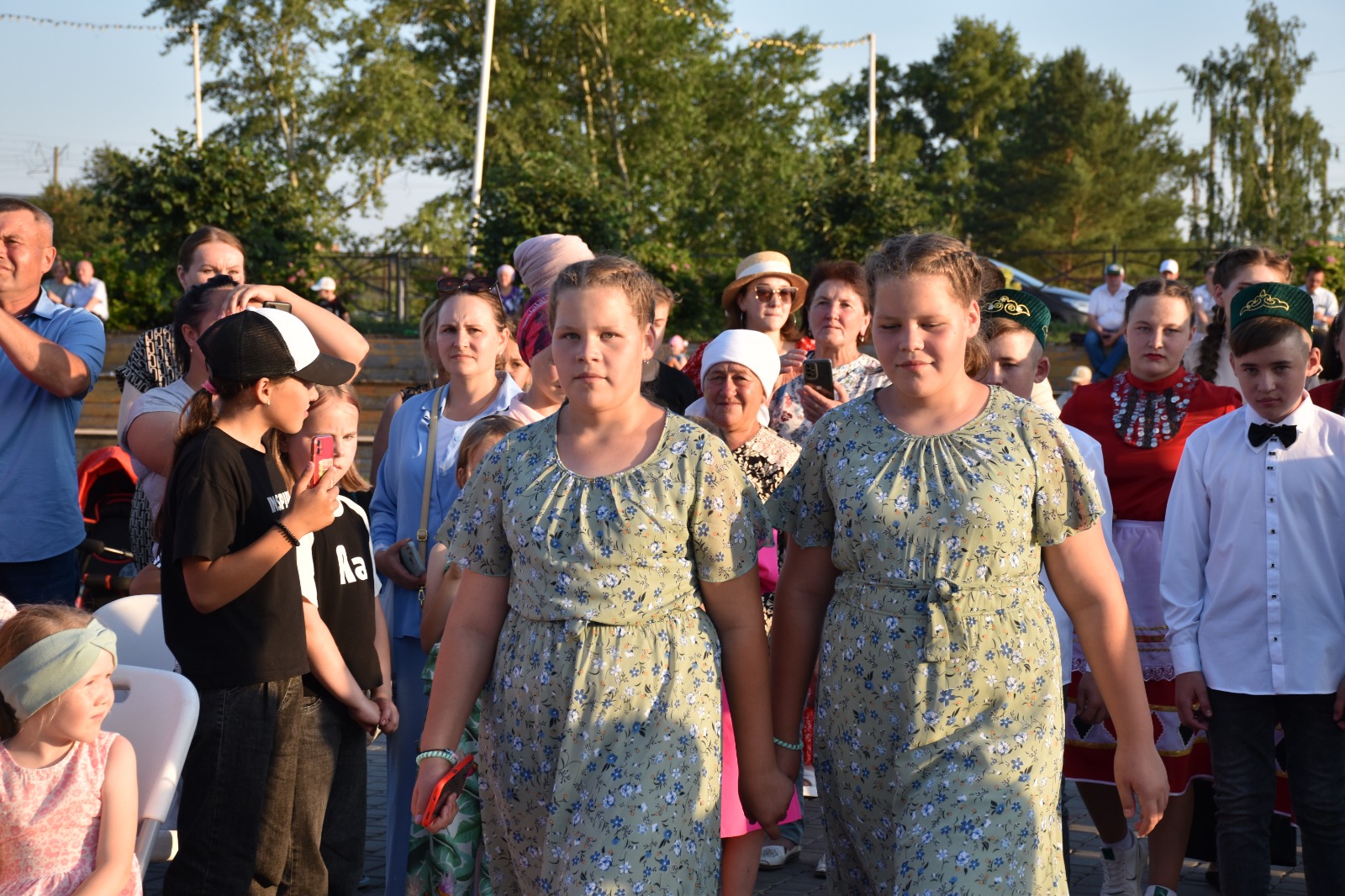 В Кукморе впервые провели парад близнецов