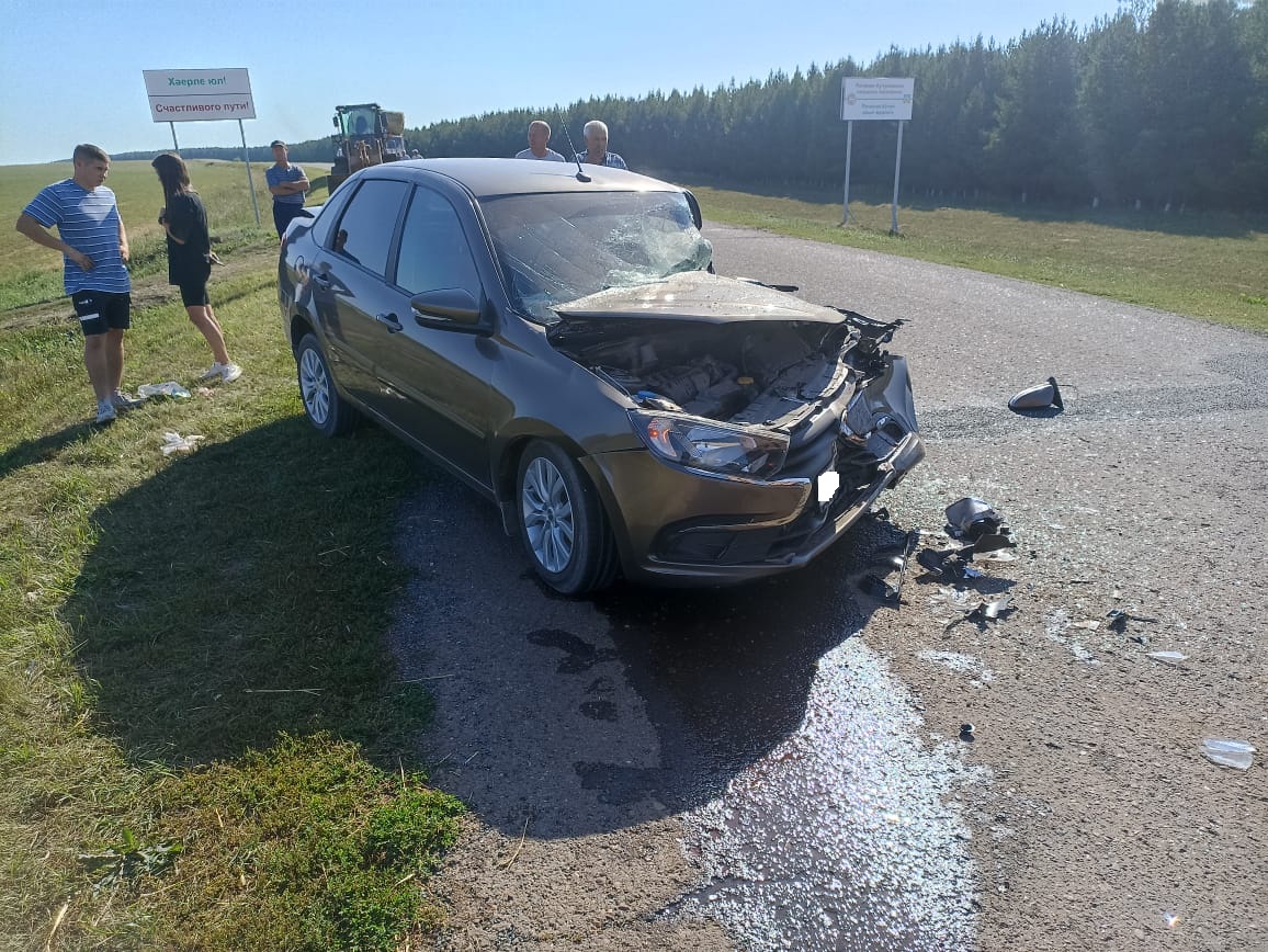 В Кукморском районе Татарстана водитель легковушки врезался в КамАЗ, есть пострадавшие