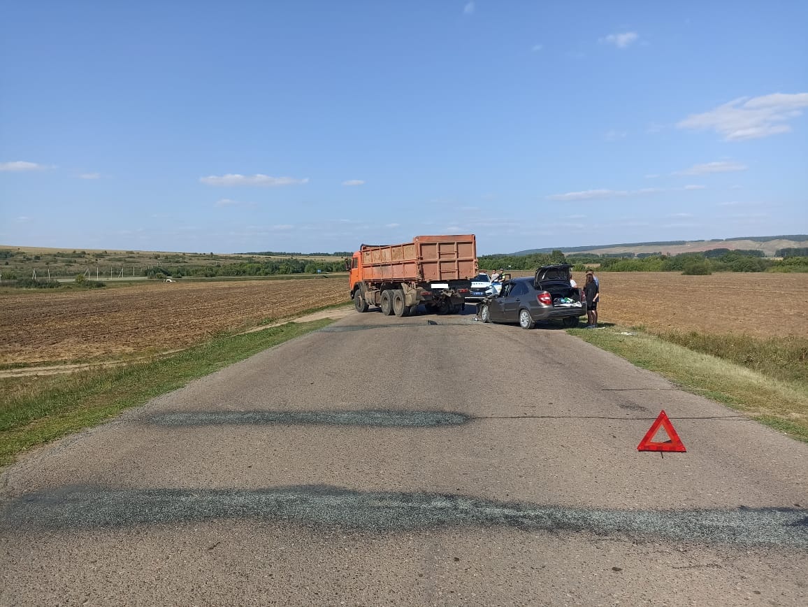 В Кукморском районе Татарстана водитель легковушки врезался в КамАЗ, есть пострадавшие