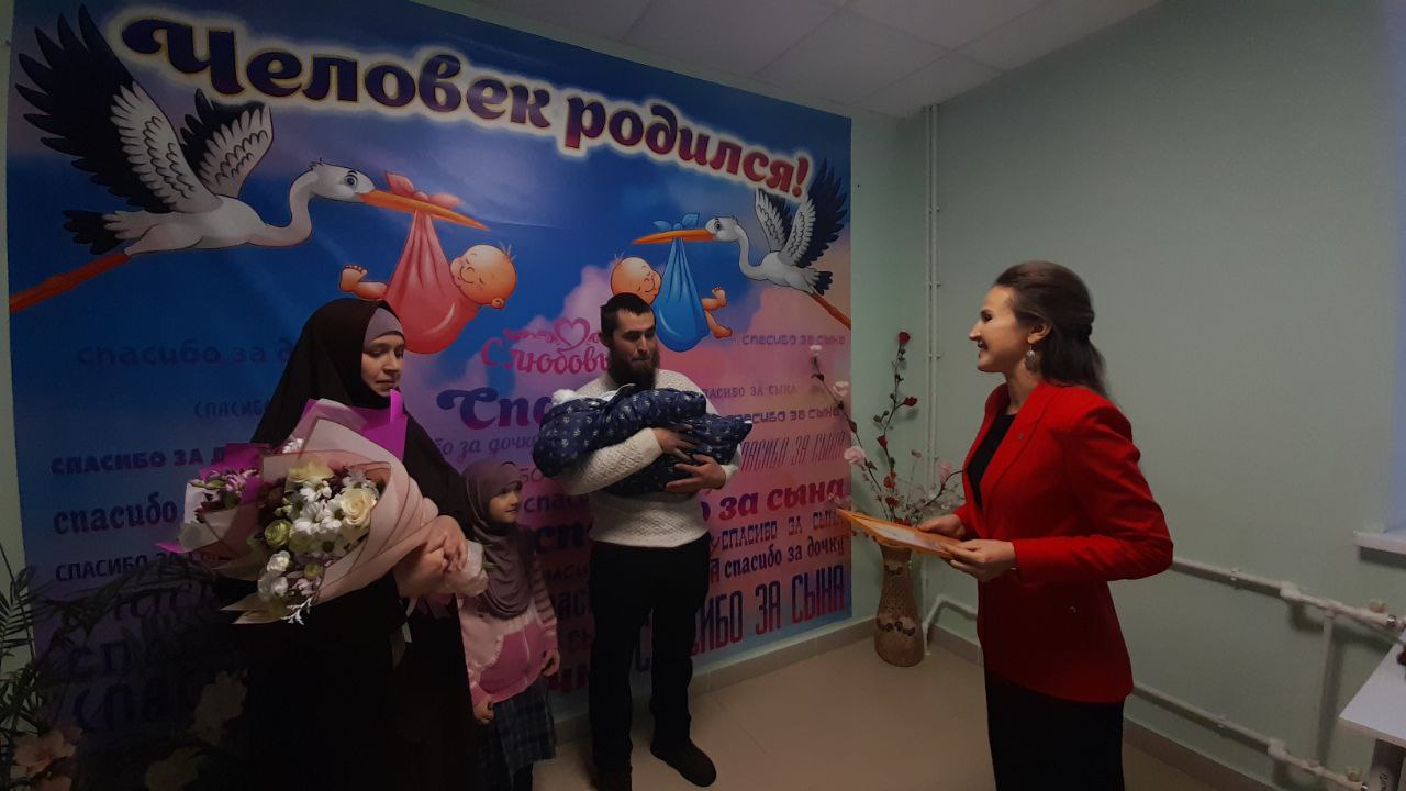В Кукморском роддоме состоялась торжественная выписка первого новорожденного 2024 года