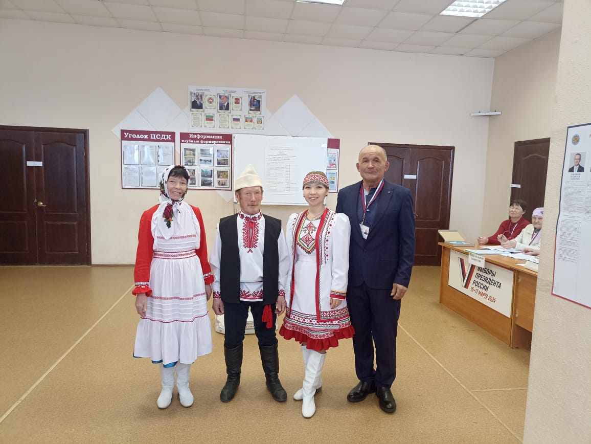 Семья Ирбулдиных из Кукморского района на выборы Президента России пришла в национальных костюмах