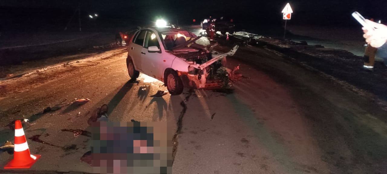 В Кукморском районе водитель легковушки погиб при столкновении с эвакуатором