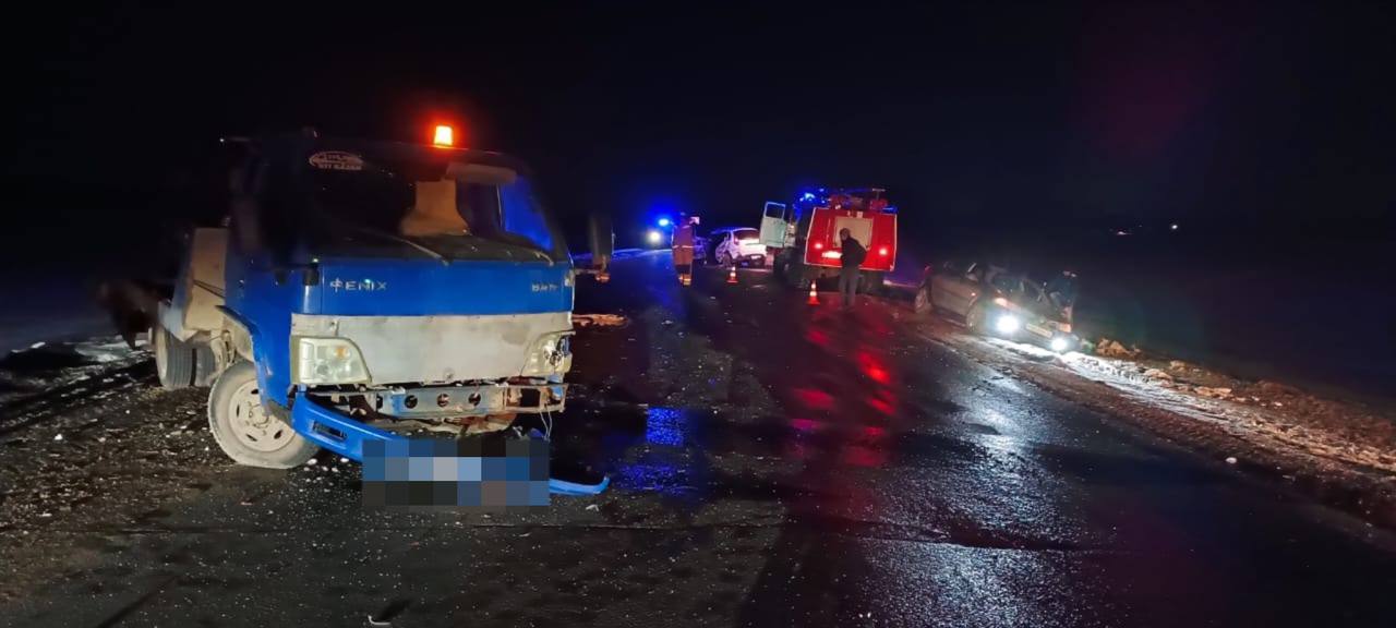 В Кукморском районе водитель легковушки погиб при столкновении с эвакуатором