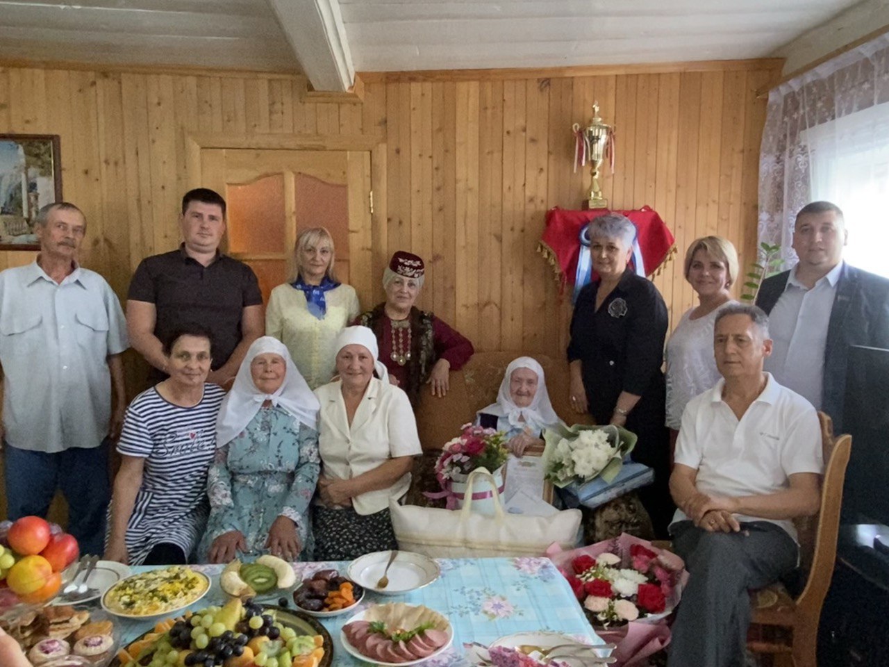 Березняктан Фәһимә Зәйнәгыева 100 яшьлек юбилеен билгеләп үтә