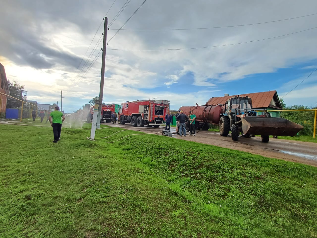 В Кукморском районе огонь уничтожил дом, хозяйственные постройки и автомобиль