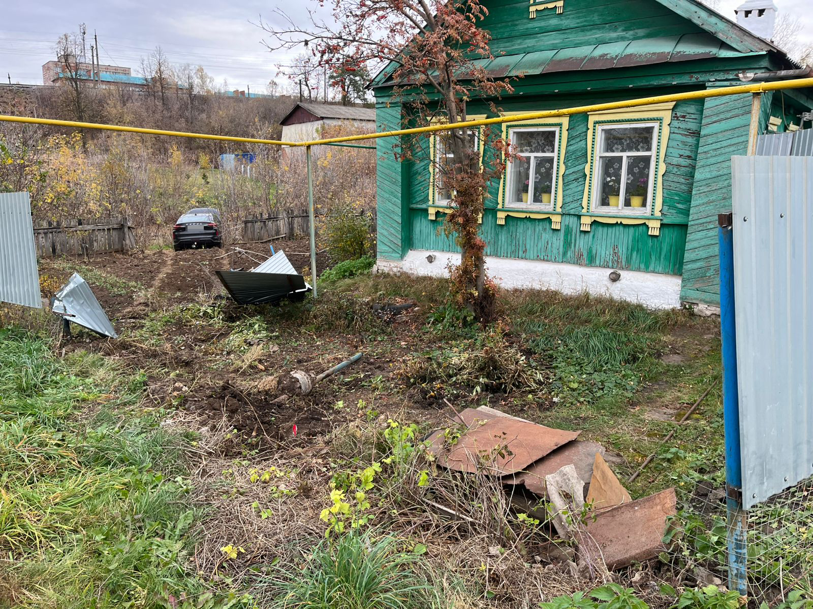 В Кукморе иномарка протаранила забор частного дома