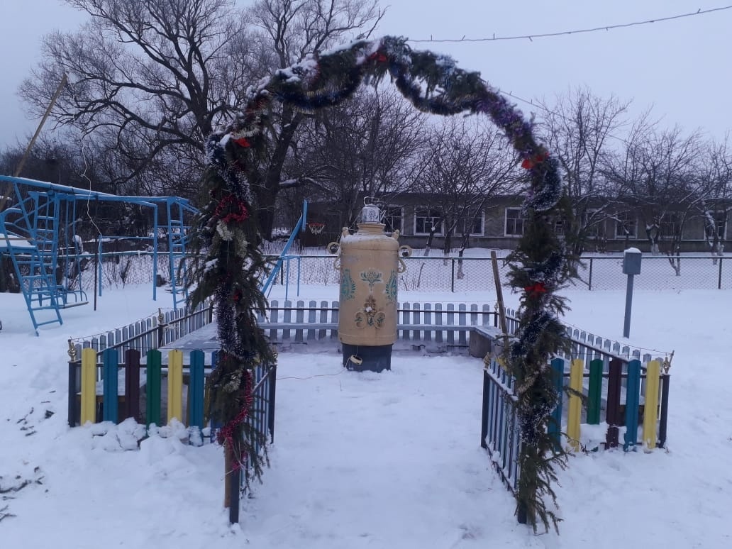 Жители Кукморского района украсили дворы снежными фигурами к Новому году